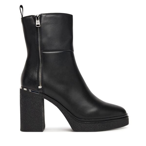 Botki DKNY. Czarne botki damskie DKNY, bez obcasa, na słupku, bez zapięcia. Za 789.99 zł.