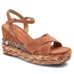 Pomarańczowe Sandały Alma En Pena Eleganckie Buty Na Koturnie. Brązowe klapki damskie Alma en Pena, z aplikacjami, ze skóry, bez obcasa, na koturnie, bez zapięcia. Za 599.00 zł.