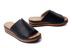 RIEKER 629M9-00 black, klapki damskie. Czarne klapki damskie Rieker, bez wzorów, bez obcasa, na koturnie. Za 215.92 zł.