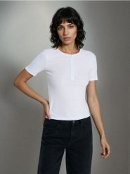 Prążkowana bluzka z wiskozy - biały. Białe bluzki damskie Sinsay, l, bez wzorów, prążkowane, bez kołnierzyka, bez ramiączek. Za 19.99 zł.