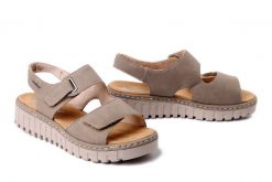 RIEKER V1382-64 beige, sandały damskie. Brązowe sandały damskie Rieker, bez wzorów, bez obcasa, bez zapięcia. Za 319.90 zł.