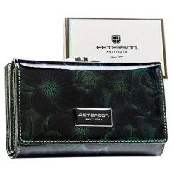 Lakierowany zielony portfel damski w kwiaty portmonetka na zatrzask i bigiel skóra ekologiczna i naturalna RFID STOP Peterson. Zielone portfele damskie z aplikacjami, z lakierowanej skóry. Za 109.99 zł.