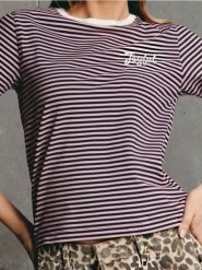 Koszulka w paski z haftowanym napisem - wielobarwny. T-shirty damskie Sinsay, l, bez wzorów, bez kołnierzyka. W wyprzedaży za 15.99 zł.