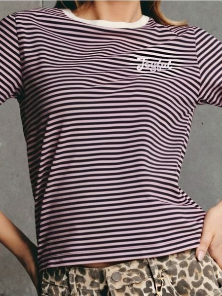 Koszulka w paski z haftowanym napisem - wielobarwny. T-shirty damskie Sinsay, l, bez wzorów, bez kołnierzyka. W wyprzedaży za 15.99 zł.