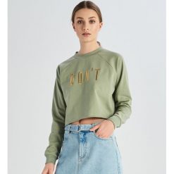 Krótka bluza z haftowanym napisem - Zielony. Bluzy damskie Sinsay. W wyprzedaży za 29.99 zł.