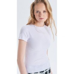 Bluzka z haftem - Biały. Bluzki damskie Cropp. W wyprzedaży za 19.99 zł.