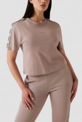 GUESS Różowy bawełniany t-shirt damski z lampasami Britney, Rozmiar L. Czerwone t-shirty damskie Guess, l, z aplikacjami, z bawełny, eleganckie, bez kołnierzyka. Za 219.99 zł.