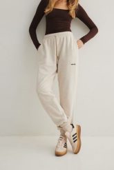 Spodnie typu jogger w kolorze LATTE MELANGE - AUSTIN-M. Brązowe spodnie materiałowe damskie Marsala, m, bez wzorów, z bawełny, z podwyższonym stanem. Za 319.90 zł.