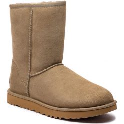 Buty UGG - W Classic Short II 1016223 W/Alp. Kozaki damskie marki UGG. W wyprzedaży za 569.00 zł.