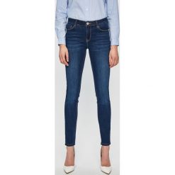 Tally Weijl - Jeansy. Niebieskie jeansy damskie TALLY WEIJL, z obniżonym stanem. W wyprzedaży za 69.90 zł.