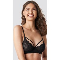NA-KD Lingerie Koronkowy biustonosz z paseczkami - Black. Czarne biustonosze NA-KD Lingerie, z haftami, z koronki. Za 80.95 zł.