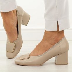 Beżowe skórzane Polskie czółenka damskie słupku Góral 2096. Brązowe czółenka damskie Góral, z aplikacjami, ze skóry, biznesowe, bez obcasa, na obcasie, bez zapięcia. Za 439.00 zł.