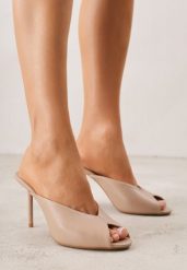 Ciemnobeżowe Klapki na Szpilce Ozdobione Wyciętą Cholewką Berineli. Brązowe klapki damskie Born2be, bez wzorów, z jeansu, bez obcasa, na obcasie. Za 99.99 zł.