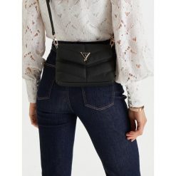 Torebka Guess. Czarne torebki do ręki damskie Guess, z aplikacjami, wizytowe, bez dodatków. Za 544.99 zł.