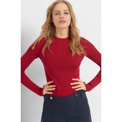 Prążkowany sweter. Czerwone swetry damskie Orsay, z dzianiny, z okrągłym kołnierzem. Za 69.99 zł.