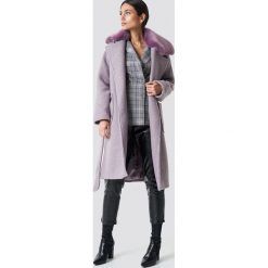 NA-KD Trend Płaszcz z kołnierzem ze sztucznego futra - Purple. Płaszcze damskie marki NA-KD Trend. W wyprzedaży za 267.57 zł.