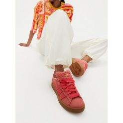 Sneakersy adidas. Białe trampki i tenisówki chłopięce Adidas, bez wzorów, bez zapięcia. Za 169.99 zł.