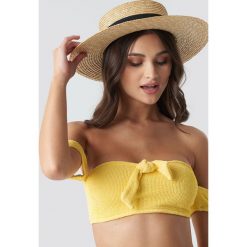 Camille Botten x NA-KD Tie Detail Smocked Bikini Top - Yellow. Bikini damskie marki Camille Botten x NA-KD. Za 121.95 zł.