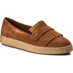 Półbuty CLARKS - Lillia Lottie 261308354 Tan Suede. Półbuty damskie marki Clarks. W wyprzedaży za 249.00 zł.