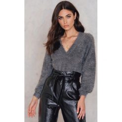 NA-KD Trend Sweter z dzianiny z głębokim dekoltem V - Grey. Swetry damskie marki NA-KD Trend. W wyprzedaży za 101.47 zł.