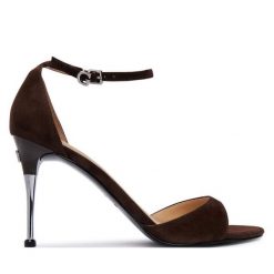 Sandały Guess. Brązowe sandały damskie Guess, z aplikacjami, bez obcasa, na szpilce, bez zapięcia. Za 674.99 zł.