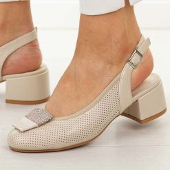 Beżowe sandały damskie na obcasie Potocki 12817. Brązowe sandały damskie POTOCKI, z aplikacjami, ze skóry, bez obcasa, na obcasie, bez zapięcia. Za 179.00 zł.