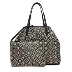 Torebka Guess. Czerwone listonoszki damskie Guess, z aplikacjami, bez dodatków. Za 259.99 zł.