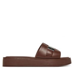 Klapki Calvin Klein. Brązowe klapki damskie Calvin Klein, bez wzorów, bez obcasa. Za 409.99 zł.