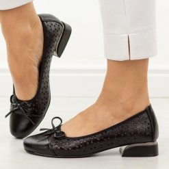 Czarne ażurowe czółenka damskie na obcasie M.Daszyński Sa285-2. Czarne czółenka damskie M.Daszyński, z aplikacjami, ze skóry, casualowe, z okrągłym noskiem, bez obcasa, na obcasie, bez zapięcia. Za 189.00 zł.