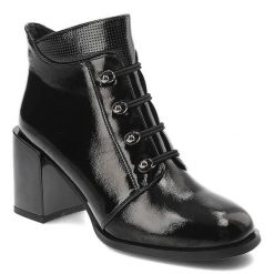 Czarne Botki Lakierowane Filippo Eleganckie Buty Damskie. Czarne botki damskie Filippo, na jesień, z lakierowanej skóry, eleganckie, bez obcasa, na obcasie, bez zapięcia. Za 209.00 zł.