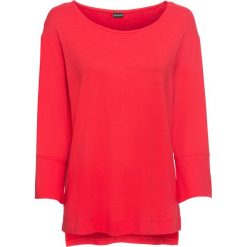 Shirt z dłuższym tyłem bonprix truskawkowy. Czerwone bluzki damskie bonprix, bez wzorów, bez kołnierzyka. Za 32.99 zł.