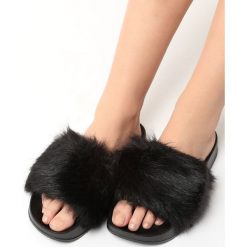 Czarne Klapki Hirsute. Kapcie damskie marki Tommy Hilfiger. Za 24.99 zł.