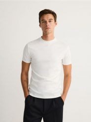 T-shirt slim z merceryzowaną bawełną - złamana biel. T-shirty męskie Reserved, l, bez wzorów, z bawełny, bez kołnierzyka. W wyprzedaży za 49.99 zł.