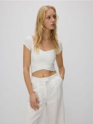 Krótka bluzka z wiskozą - złamana biel. Bluzki damskie Reserved, l, bez wzorów, z dzianiny, bez kołnierzyka, bez ramiączek. W wyprzedaży za 29.99 zł.