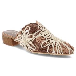 Klapki damskie Hispanitas, z naturalnej skóry pleciona cholewka kwiatowy wzór niski obcas styl boho, brązowe, HV264840. Brązowe klapki damskie Hispanitas, bez wzorów, ze skóry, bez obcasa, na obcasie, bez zapięcia. Za 530.90 zł.