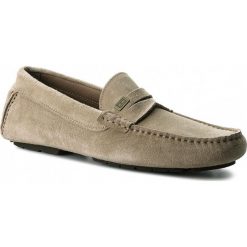 Mokasyny TOMMY HILFIGER - Seasonal Hardware Suede Loafer FM0FM01807 Sand 102. Brązowe mokasyny męskie marki Tommy Hilfiger, ze skóry. W wyprzedaży za 479.00 zł.