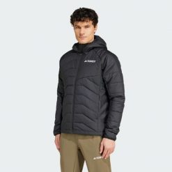 Kurtka Terrex Multi Synthetic Insulated Hooded. Białe kurtki męskie Adidas, bez wzorów, z materiału, trekkingowe. Za 563.05 zł.