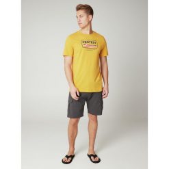 Koszulka męska Protest PRTCAARLO t-shirt. Żółte t-shirty męskie Protest, m, bez wzorów, bez kołnierzyka. W wyprzedaży za 65.99 zł.