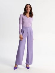 Sweter z wiskozą - fioletowy. Fioletowe swetry damskie Sinsay, l, bez wzorów, ze skóry, bez kołnierzyka, bez ramiączek, bez kaptura. Za 39.99 zł.