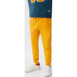 Mango Kids - Spodnie Franciap. Czarne spodnie materiałowe dla chłopców Mango Kids, bez wzorów, z bawełny. Za 45.90 zł.