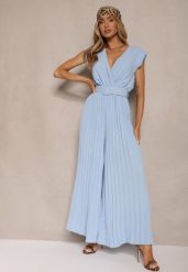 Jasnoniebieski Kopertowy Kombinezon Wide Leg Zdobiony Plisami i Paskiem z Klamrą Salirella. Niebieskie sukienki damskie Renee, na co dzień, l, z aplikacjami, eleganckie, bez kołnierzyka, bez ramiączek, kopertowe. Za 84.99 zł.