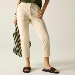 Damskie spodnie Shorebella Capri. Białe spodnie sportowe damskie Regatta, bez wzorów, z bawełny, sportowe, trekkingowe. Za 299.99 zł.