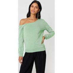 NA-KD Basic Sweter na jedno ramię - Green. Swetry damskie marki NA-KD Basic. W wyprzedaży za 40.38 zł.
