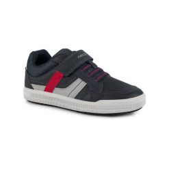 Buty dziecięce sportowe sneakersy dla chłopca na rzep ekoskóra GEOX ARZACH. Czerwone trampki i tenisówki chłopięce Geox, bez wzorów, sportowe, bez zapięcia. Za 125.00 zł.