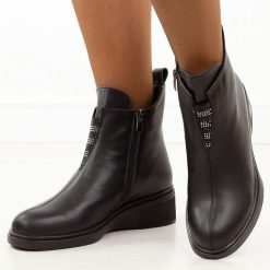 Czarne skórzane botki damskie T.Sokolski Z25-69. Czarne botki damskie Sokolski, na jesień, z jeansu, eleganckie, z okrągłym noskiem, bez obcasa, na koturnie, bez zapięcia. Za 299.00 zł.