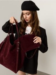 Torba shopper z imitacji zamszu z kosmetyczką - bordowy. Czerwone torebki shopper damskie Sinsay, bez wzorów, bez dodatków. Za 49.99 zł.