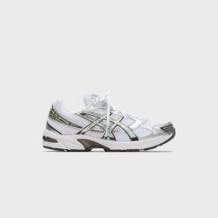 Damskie tenisówki Asics. Białe trampki i tenisówki damskie Asics, bez wzorów, z materiału, eleganckie, bez zapięcia. Za 610.99 zł.
