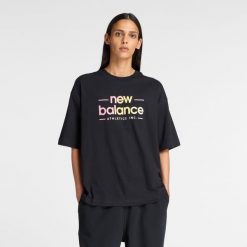 Koszulka damska New Balance WT53916BK – czarna. Czarne t-shirty damskie New Balance, m, bez wzorów, z bawełny, klasyczne, bez kołnierzyka. Za 169.99 zł.