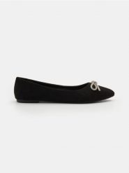 Baleriny z imitacją zamszu - czarny. Czarne baleriny damskie Sinsay, bez wzorów, bez obcasa. Za 29.99 zł.