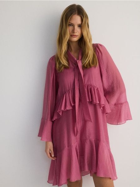 Sukienka mini z falbanami - brudny róż. Czerwone sukienki damskie Reserved, l, bez wzorów, z lyocellu, bez kołnierzyka, bez ramiączek, mini. W wyprzedaży za 139.99 zł.